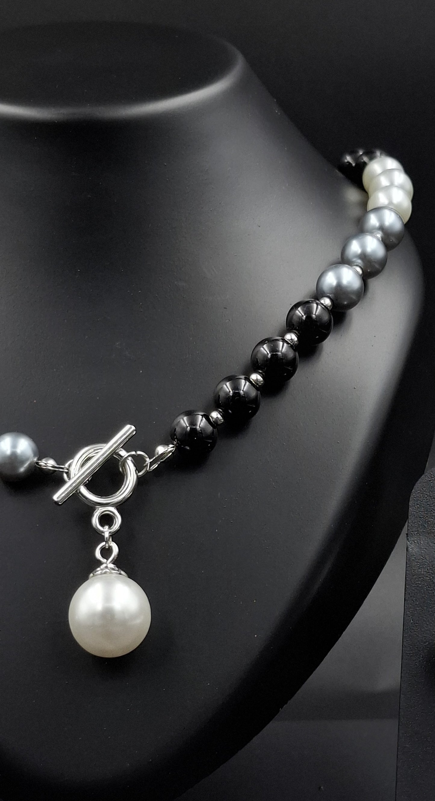 Monochrome Pearl Balance Necklace Set